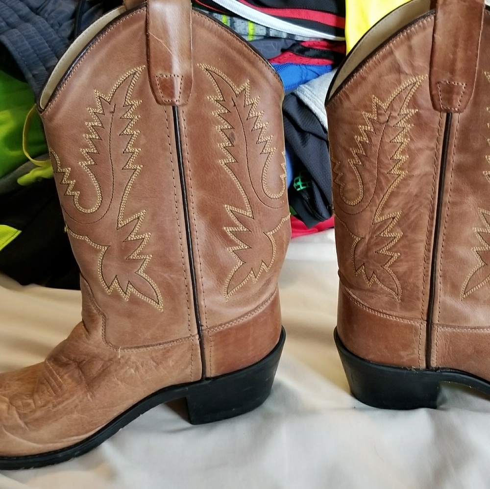 Youth cowboy boots size 5